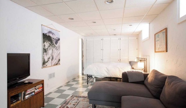 Garden Suite: private entrance, garage, patio, fireplace, 15m to airport/MOA