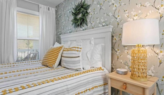 Garden Townhouse Apt. w/balcony