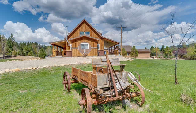 Garden Valley Cabin w/Teepee, Deck & Mtn Views!