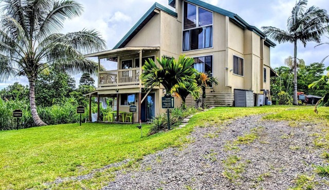 Garden View Queen Rental near Akaka Falls, Hawaii