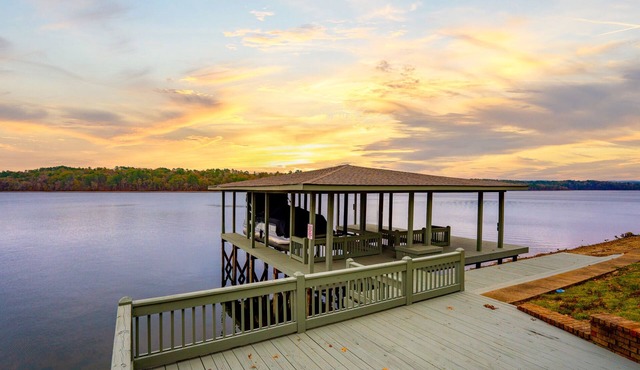 GARDEN VIEWS @ PARKWOOD- LAKEFRONT WITH COVERED BOAT SLIP!