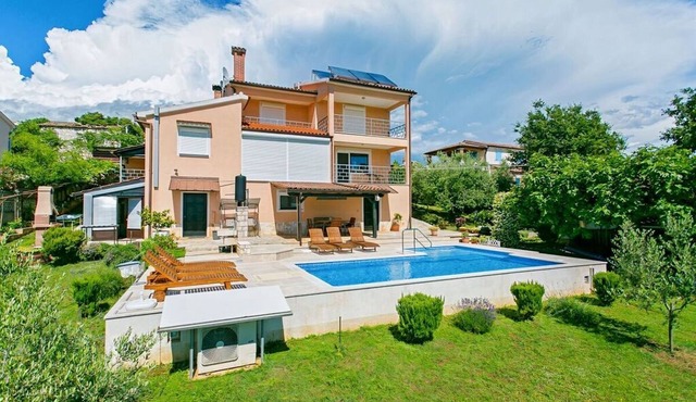 Garden with pool and barbecue, air conditioning, wifi, quiet location
