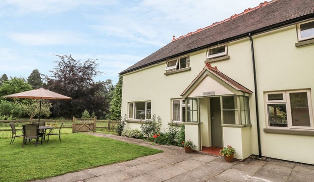 GARDENER'S COTTAGE, pet friendly, with a garden in Llanwrthwl