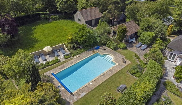 Gardener's Cottage -Tastefully furnished spacious cottage - perfect for family gatherings!