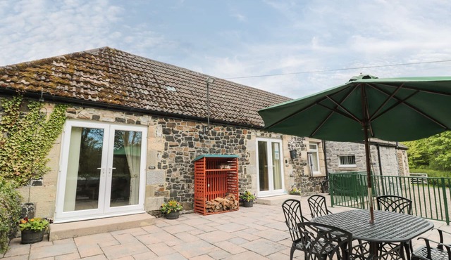 GARDENER'S COTTAGE, pet friendly, luxury holiday cottage in Belford
