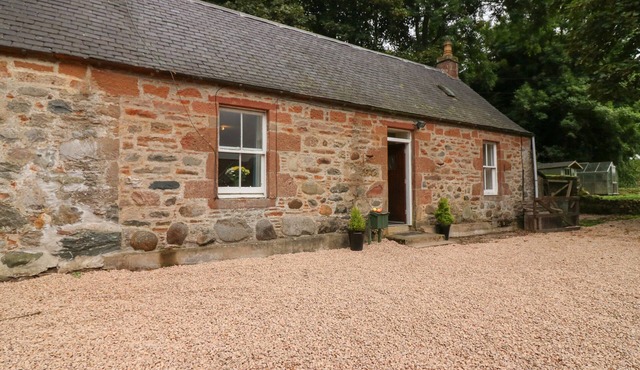 GARDENER'S COTTAGE, with open fire in Kirriemuir