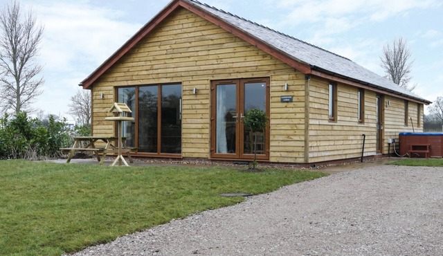 GARDENER'S LODGE, family friendly, luxury holiday cottage in Nantwich