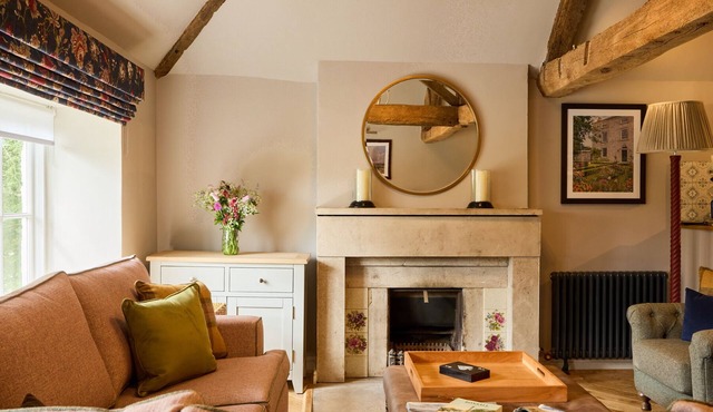 GARDENERS COTTAGE, character holiday cottage, with a garden in Hopton