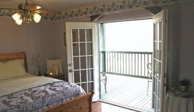 Gardeners Cottage-King-Balcony-Jetted Tub -Cottage