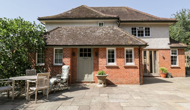 GARDENERS COTTAGE, pet friendly, with a garden in Hungerford