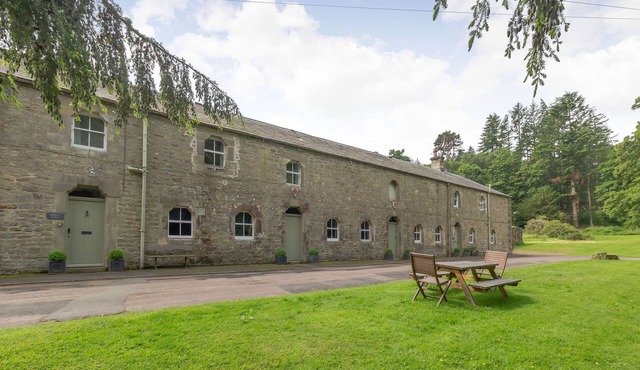 GARDENERS COTTAGE, pet friendly, luxury holiday cottage in Bellingham