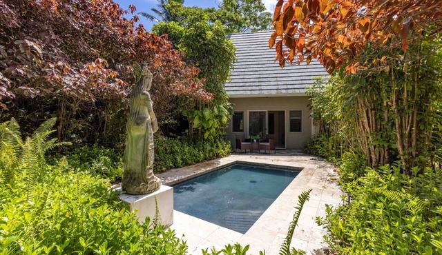 Gardenia Room on Tropical Lush Farm in Haiku, Maui with Private Soak Pool