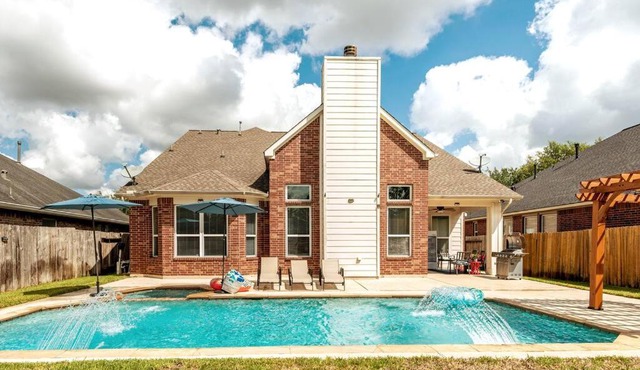 Gardenias By The Pool. Spacious 5-bedroom house with private pool, yoga room/playroom, and SPA. Vibrant Accommodation!