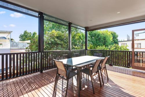 Gargoyle House - Spacious West End Home with Yard