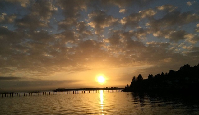 Garibaldi's Best! Sleeps 10 on the shore of Tillamook Bay!