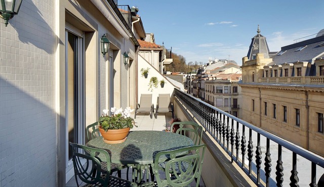 Garibay Terrace by FeelFree Rentals
