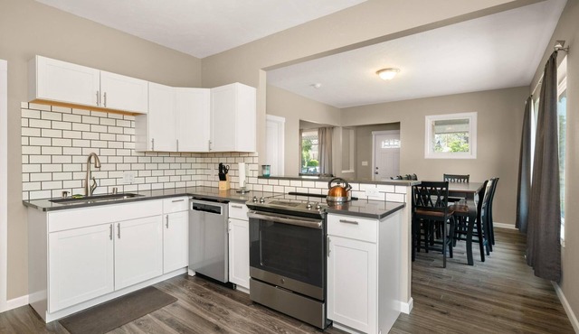 Garland District Modern House - 7 min to Downtown!