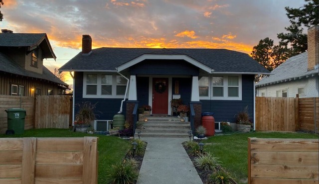 Garland Getaway-Updated 1926 bungalow, Pet-friendly!