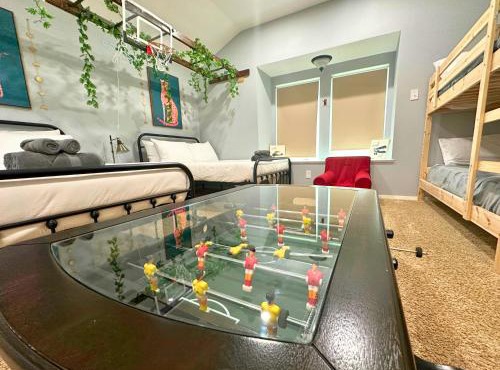 Garland Treehouse Villa: Patio Feasts & Creekside by Vacation Your way