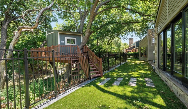 Garland Treehouse Villa: Patio Feasts & Creekside