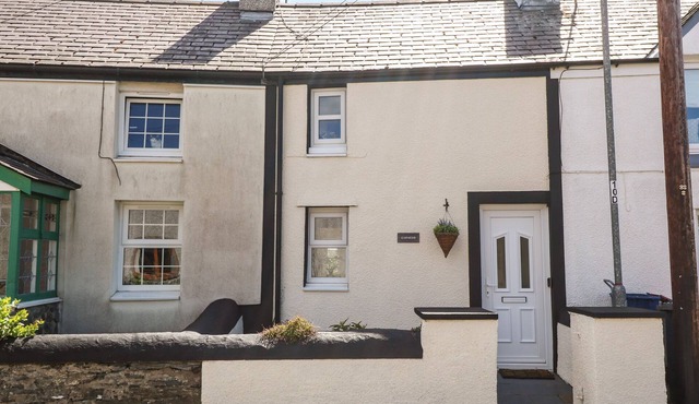 GARNEDD, pet friendly, character holiday cottage in Llanfaethlu