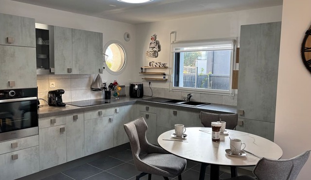 Garogwen By Madame Est Servie – Private Terrace, Garden, Wi-Fi, Steps from the Beach