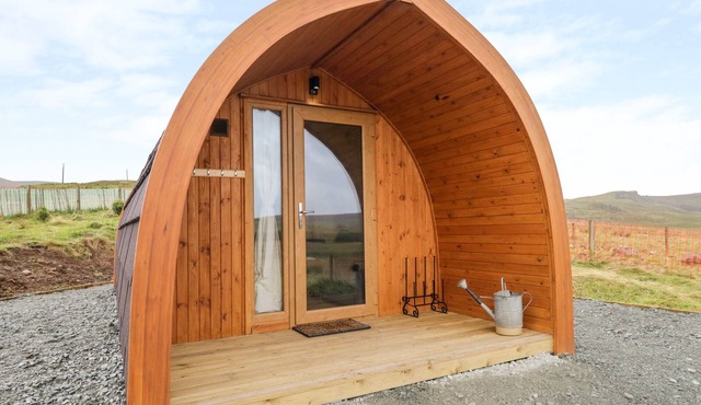 GARRAIDH GHORM POD, romantic, character holiday cottage in Conista