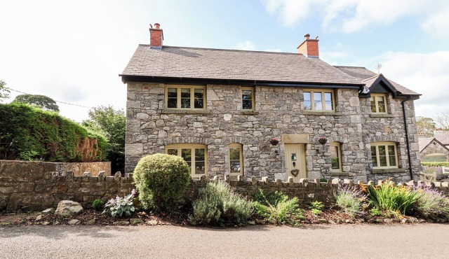 GARREG WEN, pet friendly, character holiday cottage in Caerwys