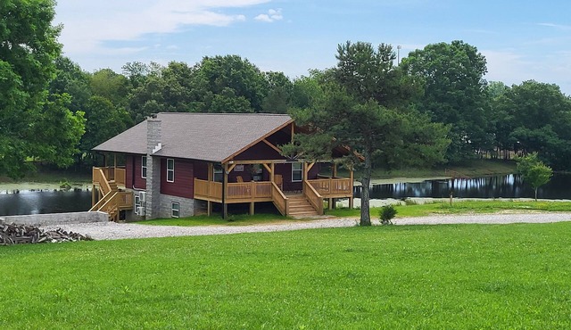 Garrett's Private Lake House with Horse Barn in wonderful Jamestown;