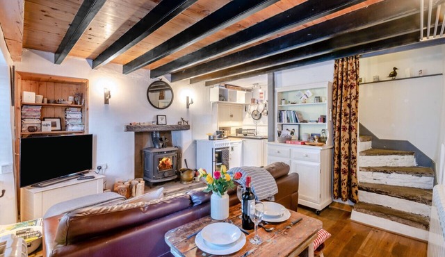 Garris Cottage - Two Bedroom House, Sleeps 3