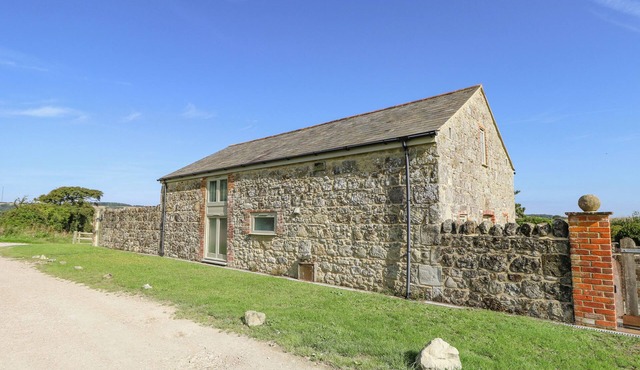 GARSTONS BARN, pet friendly, with a garden in Newport, Isle Of Wight