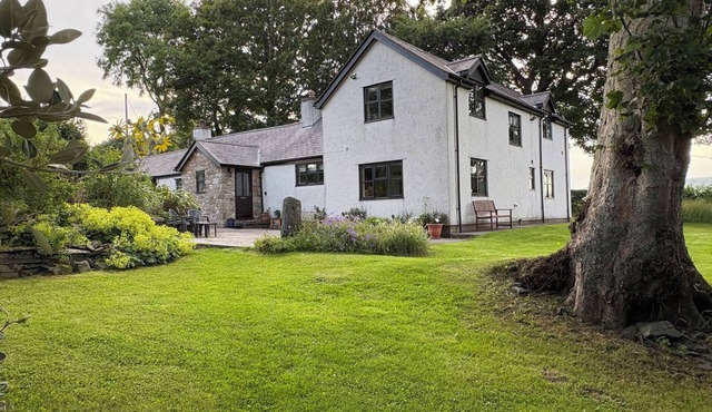 GARTH COTTAGE, pet friendly, luxury holiday cottage in Denbigh