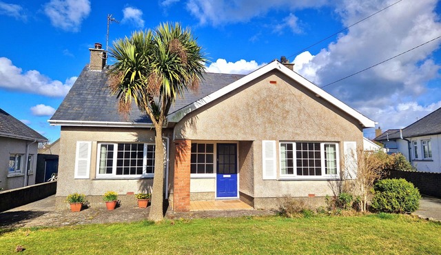 GARTH, pet friendly, character holiday cottage in Morfa Nefyn