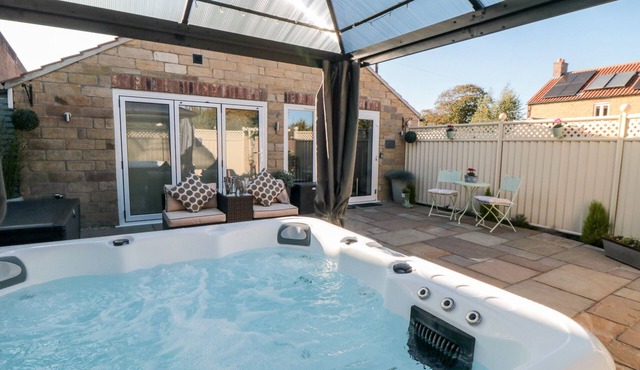 GARTHGATE HOLIDAY LODGE, pet friendly, with hot tub in Malton