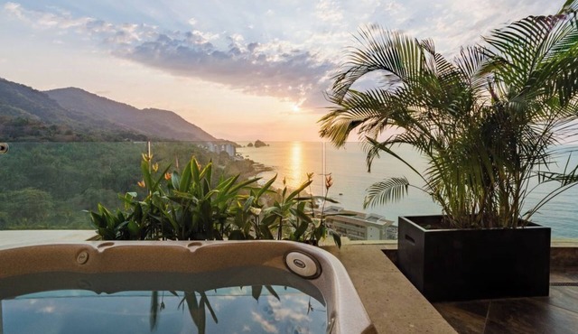 Garza Blanca oversized luxurious 2-bedroom Panoramic mountain and ocean views