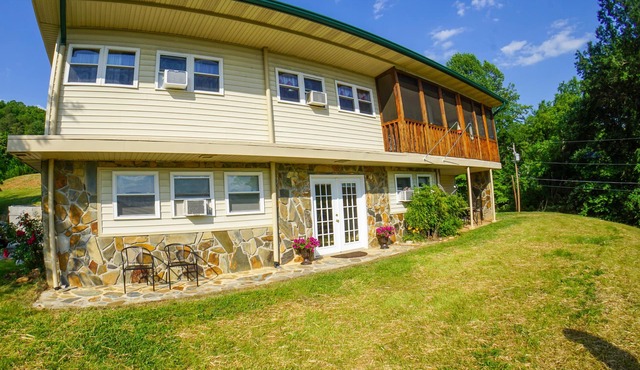Gas Fire place - Covered Porch - 3 Minutes from Downtown Bryson City