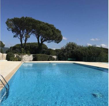 GASETIENNE Mazet T2 dans domaine avec piscines et tennis