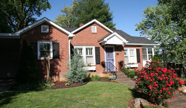 GASLIGHT COTTAGE - Downtown Hendersonville