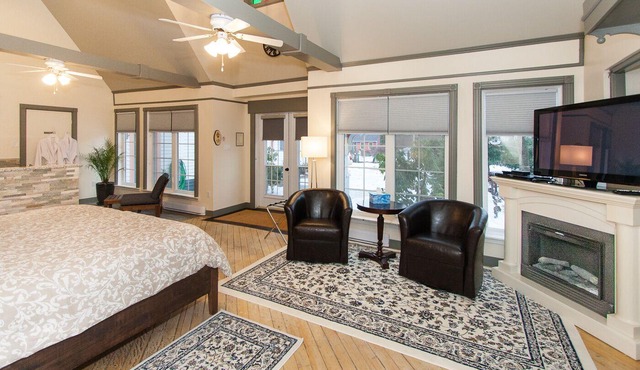 Gaspereau Suite - 2 Seat Jacuzzi, KingBd, Downtown