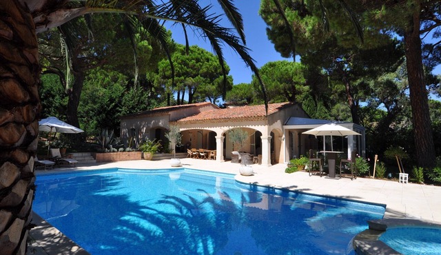 GASSIN, 6 km from Saint-Tropez, exceptional villa for 8 people