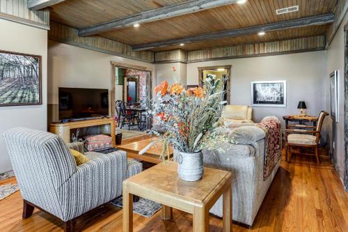 Gassville Group Getaway! Dog-Friendly Home + Yard