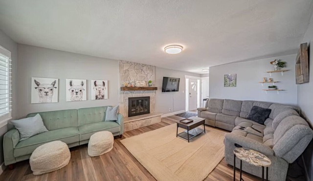 Gate City Guesthouse (Entire Triplex)