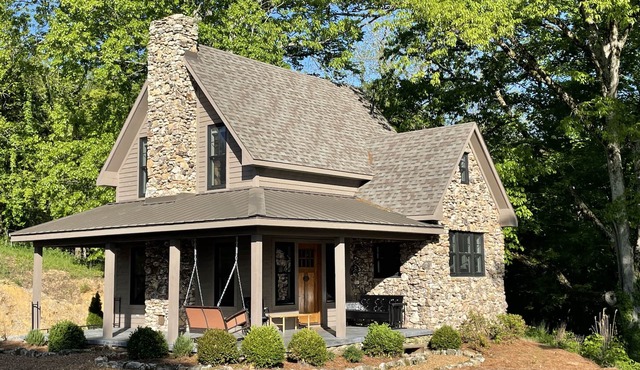 Gate Cottage, private getaway in a stylish new homenw/views, hiking and a creek.