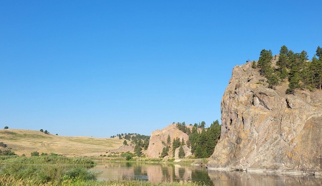 Gate House cozy cottage on the Missouri River, beautiful spot to fish and relax!