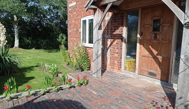 Gate house located on the riverside, Woodhall spa, hot tub & games room