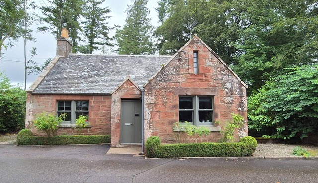 Gate Lodge - historic rural cottage with hot tub, Aberdeenshire