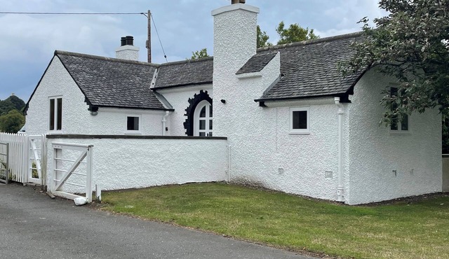 GATE LODGE, HOUSE OF BINNS, pet friendly, with a garden in Linlithgow