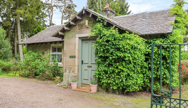 GATE LODGE, pet friendly, with open fire in West Calder