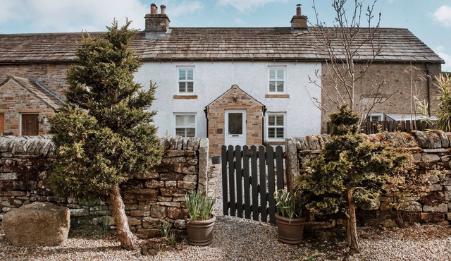 Gatecroft, Garrigill. Stone built 17th century cottage with log burning stoves.