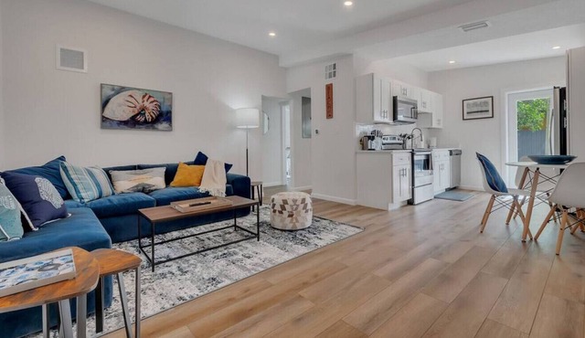 Gated 3 Bed 2 Bath with Parking 10 min to Beach & BBQ